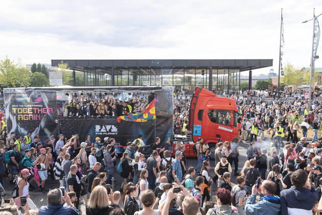 Bilder des Jahres 2022, News 07 Juli News Themen der Woche KW27 News Bilder des Tages 09.07.2022,Berlin,Deutschland,GER,Rave The Planet Parade.Neue Nationalgalerie