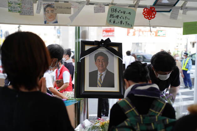 Bilder des Jahres 2022, News 07 Juli News Themen der Woche KW27 News Bilder des Tages After Assassination Of Japans Abe Shinzo In Nara A portrait of Abe Shinzo, Japans former Prime Minister, is set at an altar installed nearby the place where he was assassinated on Friday in front of Yamato-Saidaiji Station, on July 10, 2022 in Nara, Japan. Nara Japan  Copyright: xJinheexLeex originalFilename: lee-notitle220710_npNLO.jpg
