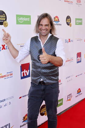 Sänger Tim Wilhelm von der Band Münchener Freiheit bei der Gala der Goldenen Sonne 40 Jahre deutsches Privatfernsehen im im GOP Variete Theater. Essen, 02.07.2022 NRW Deutschland Copyright: xChristophxHardtx