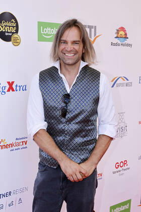 Sänger Tim Wilhelm von der Band Münchener Freiheit bei der Gala der Goldenen Sonne 40 Jahre deutsches Privatfernsehen im im GOP Variete Theater. Essen, 02.07.2022 NRW Deutschland Copyright: xChristophxHardtx