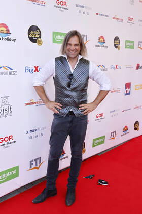 Sänger Tim Wilhelm von der Band Münchener Freiheit bei der Gala der Goldenen Sonne 40 Jahre deutsches Privatfernsehen im im GOP Variete Theater. Essen, 02.07.2022 NRW Deutschland Copyright: xChristophxHardtx