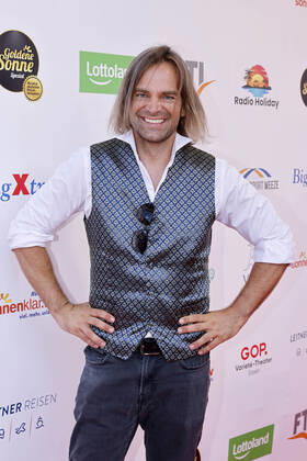 Sänger Tim Wilhelm von der Band Münchener Freiheit bei der Gala der Goldenen Sonne 40 Jahre deutsches Privatfernsehen im im GOP Variete Theater. Essen, 02.07.2022 NRW Deutschland Copyright: xChristophxHardtx