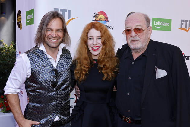 Sänger Tim Wilhelm von der Band Münchener Freiheit mit Musiker Ralph Siegel (r.) und Ehefrau Laura Siegel (mittig) bei der Gala der Goldenen Sonne 40 Jahre deutsches Privatfernsehen im im GOP Variete Theater. Essen, 02.07.2022 NRW Deutschland Copyright: xChristophxHardtx