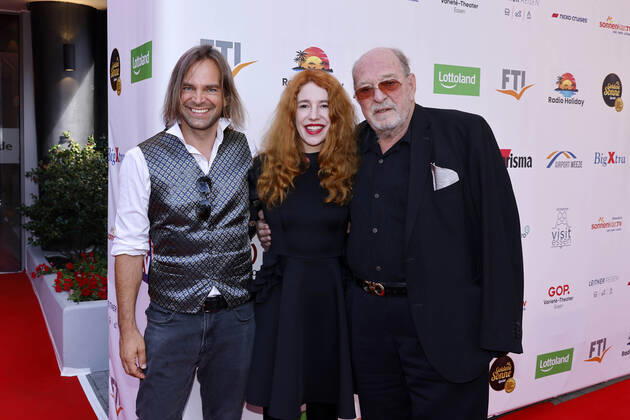 Sänger Tim Wilhelm von der Band Münchener Freiheit mit Musiker Ralph Siegel (r.) und Ehefrau Laura Siegel (mittig) bei der Gala der Goldenen Sonne 40 Jahre deutsches Privatfernsehen im im GOP Variete Theater. Essen, 02.07.2022 NRW Deutschland Copyright: xChristophxHardtx