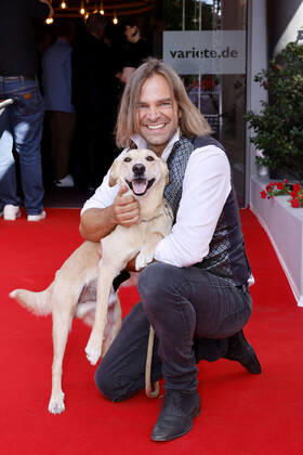 Sänger Tim Wilhelm von der Band Münchener Freiheit mit seinem Hund bei der Gala der Goldenen Sonne 40 Jahre deutsches Privatfernsehen im im GOP Variete Theater. Essen, 02.07.2022 NRW Deutschland Copyright: xChristophxHardtx