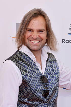 Sänger Tim Wilhelm von der Band Münchener Freiheit bei der Gala der Goldenen Sonne 40 Jahre deutsches Privatfernsehen im im GOP Variete Theater. Essen, 02.07.2022 NRW Deutschland Copyright: xChristophxHardtx