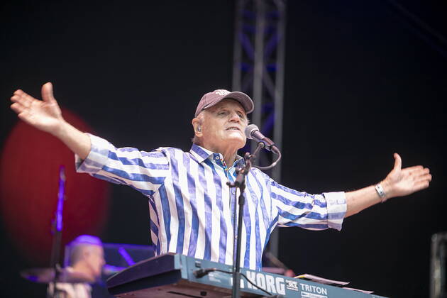 The Beach Boys - Sixty Years of the Sound of Summer mit Bruce Johnston (Keyboards ab 1965, geb. 27. Juni 1942 in Chicago, Illinois, als Billy Baldwin) live während eines Open Air Auftrittes in der Freilichtbühne Junge Garde Dresden.
