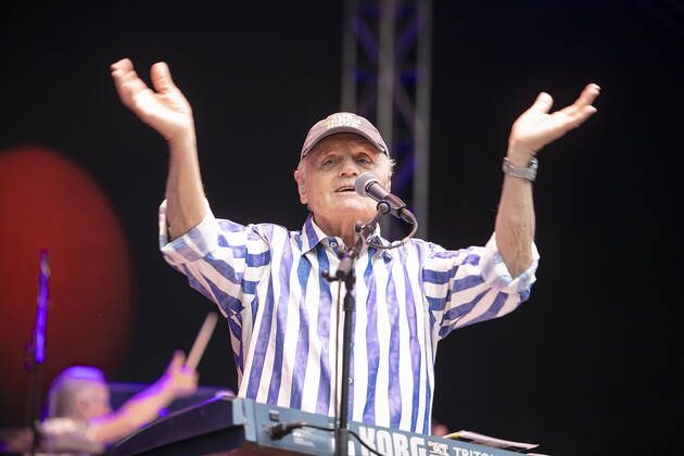 The Beach Boys - Sixty Years of the Sound of Summer mit Bruce Johnston (Keyboards ab 1965, geb. 27. Juni 1942 in Chicago, Illinois, als Billy Baldwin) live während eines Open Air Auftrittes in der Freilichtbühne Junge Garde Dresden.