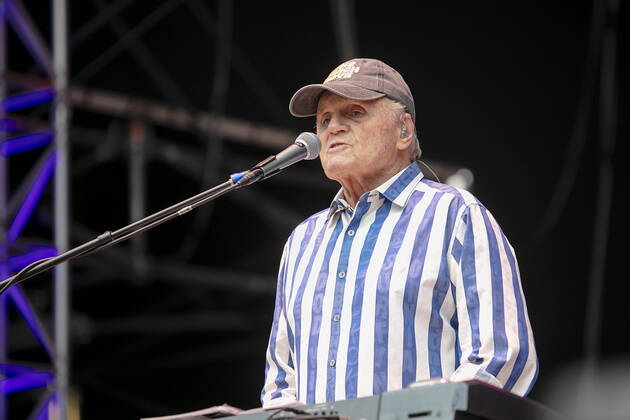 The Beach Boys - Sixty Years of the Sound of Summer mit Bruce Johnston (Keyboards ab 1965, geb. 27. Juni 1942 in Chicago, Illinois, als Billy Baldwin) live während eines Open Air Auftrittes in der Freilichtbühne Junge Garde Dresden.