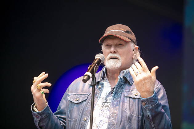 The Beach Boys - Sixty Years of the Sound of Summer mit dem letzten verbliebenen Gründungsmitglied Mike Love (Leadgesang, geb. 15. März 1941 in Los Angeles, Kalifornien als Michael Edward Love) live während eines Open Air Auftrittes in der Freilichtbühne Junge Garde Dresden.