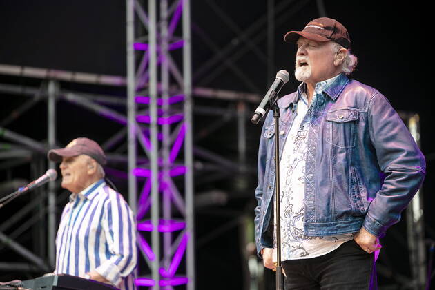 The Beach Boys - Sixty Years of the Sound of Summer mit Bruce Johnston (li., Keyboards ab 1965, geb. 27. Juni 1942 in Chicago, Illinois, als Billy Baldwin) und dem letzten verbliebenen Gründungsmitglied Mike Love (re., Leadgesang, geb. 15. März 1941 in Los Angeles, Kalifornien als Michael Edward Love) live während eines Open Air Auftrittes in der Freilichtbühne Junge Garde Dresden.