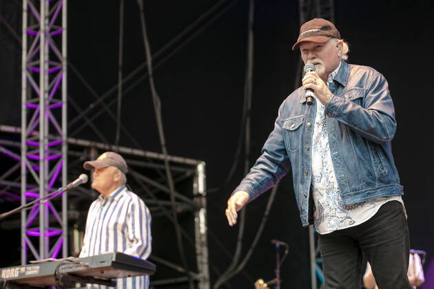 The Beach Boys - Sixty Years of the Sound of Summer mit Bruce Johnston (li., Keyboards ab 1965, geb. 27. Juni 1942 in Chicago, Illinois, als Billy Baldwin) und dem letzten verbliebenen Gründungsmitglied Mike Love (re., Leadgesang, geb. 15. März 1941 in Los Angeles, Kalifornien als Michael Edward Love) live während eines Open Air Auftrittes in der Freilichtbühne Junge Garde Dresden.