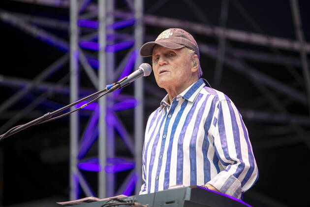 The Beach Boys - Sixty Years of the Sound of Summer mit Bruce Johnston (Keyboards ab 1965, geb. 27. Juni 1942 in Chicago, Illinois, als Billy Baldwin) live während eines Open Air Auftrittes in der Freilichtbühne Junge Garde Dresden.