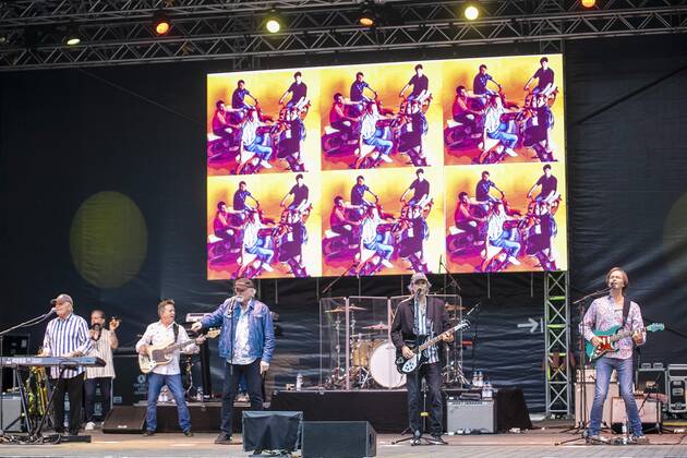 The Beach Boys - Sixty Years of the Sound of Summer mit dem letzten verbliebenen Gründungsmitglied Mike Love (geb. 15. März 1941 in Los Angeles, Kalifornien als Michael Edward Love) live während eines Open Air Auftrittes in der Freilichtbühne Junge Garde Dresden.