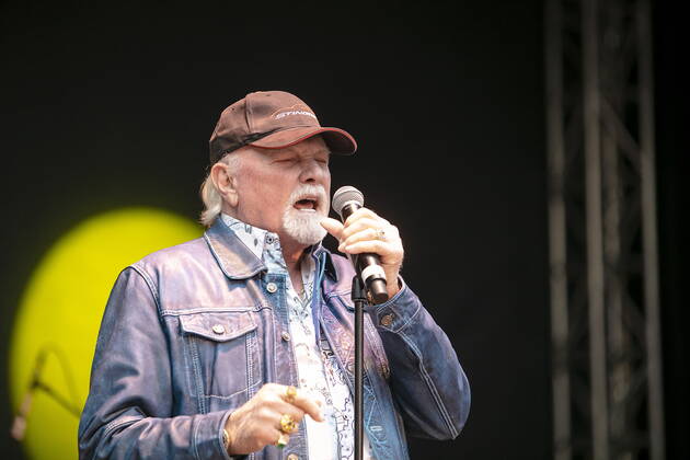 The Beach Boys - Sixty Years of the Sound of Summer mit dem letzten verbliebenen Gründungsmitglied Mike Love (Leadgesang, geb. 15. März 1941 in Los Angeles, Kalifornien als Michael Edward Love) live während eines Open Air Auftrittes in der Freilichtbühne Junge Garde Dresden.