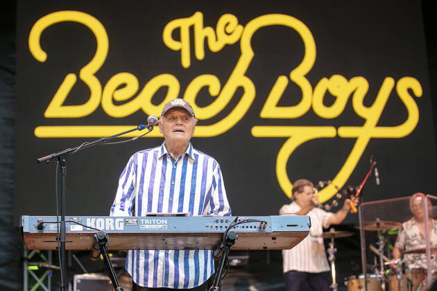 The Beach Boys - Sixty Years of the Sound of Summer mit Bruce Johnston (Keyboards ab 1965, geb. 27. Juni 1942 in Chicago, Illinois, als Billy Baldwin) live während eines Open Air Auftrittes in der Freilichtbühne Junge Garde Dresden.