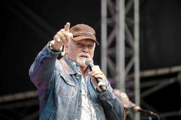 The Beach Boys - Sixty Years of the Sound of Summer mit dem letzten verbliebenen Gründungsmitglied Mike Love (Leadgesang, geb. 15. März 1941 in Los Angeles, Kalifornien als Michael Edward Love) live während eines Open Air Auftrittes in der Freilichtbühne Junge Garde Dresden.