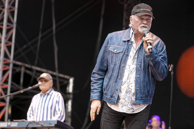 The Beach Boys - Sixty Years of the Sound of Summer mit Bruce Johnston (li., Keyboards ab 1965, geb. 27. Juni 1942 in Chicago, Illinois, als Billy Baldwin) und dem letzten verbliebenen Gründungsmitglied Mike Love (re., Leadgesang, geb. 15. März 1941 in Los Angeles, Kalifornien als Michael Edward Love) live während eines Open Air Auftrittes in der Freilichtbühne Junge Garde Dresden.