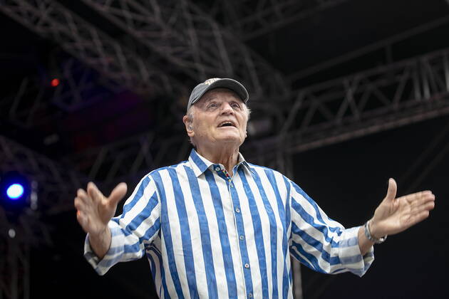 The Beach Boys - Sixty Years of the Sound of Summer mit Bruce Johnston (Keyboards ab 1965, geb. 27. Juni 1942 in Chicago, Illinois, als Billy Baldwin) live während eines Open Air Auftrittes in der Freilichtbühne Junge Garde Dresden.