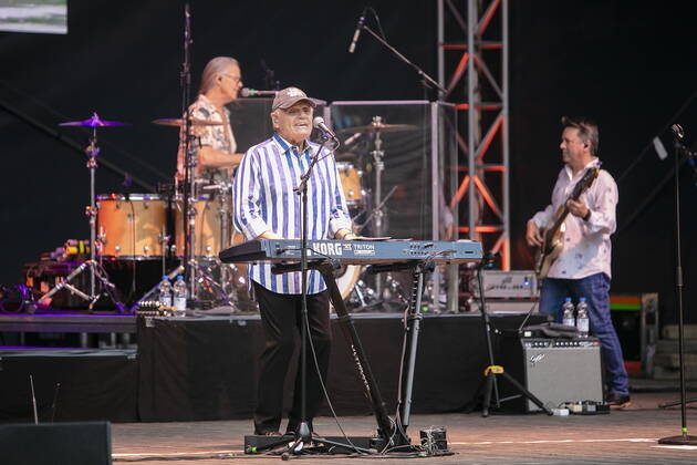 The Beach Boys - Sixty Years of the Sound of Summer mit Bruce Johnston (vorn Mitte, Keyboards ab 1965, geb. 27. Juni 1942 in Chicago, Illinois, als Billy Baldwin) live während eines Open Air Auftrittes in der Freilichtbühne Junge Garde Dresden.