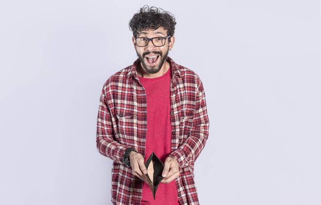 Unglücklich und schockiert Mann Blick in eine leere Brieftasche, überrascht Person sieht seine leere Brieftasche, junger Mann mit Brieftasche ohne Geld auf weißem Hintergrund
