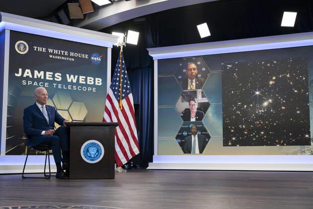 Bilder des Jahres 2022, News 07 Juli News Themen der Woche KW28 James-Webb-Teleskops zeigt erste Aufnahmen sichtbarer Galaxien July 11, 2022, Washington, District of Columbia, USA: United States President Joe Biden receives a briefing from National Aeronautics and Space Administration (NASA) officials and views the first images from the Webb Space Telescope in the South Court Auditorium in Washington, DC, Monday, July 11, 2022 Washington USA - ZUMAs152 20220711_zaa_s152_100 Copyright: xChrisxKleponisx