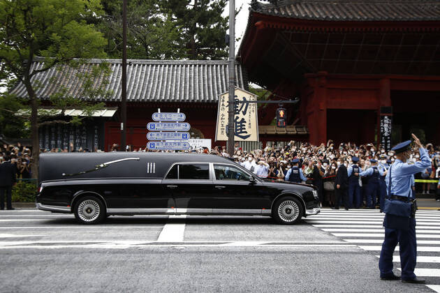 Bilder des Jahres 2022, News 07 Juli News Themen der Woche KW28 News Bilder des Tages Japan, Trauer um Shinzo Abe July 12, 2022, Tokyo, Japan: A hearse carrying the body of former Prime Minister Shinzo Abe leaves the Zojoji temple in Tokyo. Tokyo Japan - ZUMAm191 20220712_zap_m191_004 Copyright: xRodrigoxReyesxMarinx