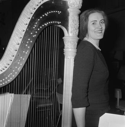 Anefo photo collection. Joan Sutherland in Concertgebouw led by Fulvio Vernizzi (conductor). February 25, 1962 Copyright: xpiemagsx pienatarchpart216092021-10637 !ACHTUNG AUFNAHMEDATUM GESCHÄTZT!