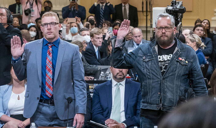 Bilder des Jahres 2022, News 07 Juli News Themen der Woche KW28 News Bilder des Tages July 12, 2022, Washington, District of Columbia, USA: Jason Van Tatenhove (R), a former spokesperson for the Oath Keepers, and Stephen Ayres (L), who was a participant in the January 6 attack, are sworn in by Committee Chairman Democratic Representative from Mississippi Bennie Thompson during the seventh public hearing by the House Select Committee to Investigate the January 6th Attack on the US Capitol, in Washington, DC, USA, 12 July 2022 Washington USA - ZUMAs152 20220712_zaa_s152_162 Copyright: xShawnxThewx-xPoolxviaxCNPx