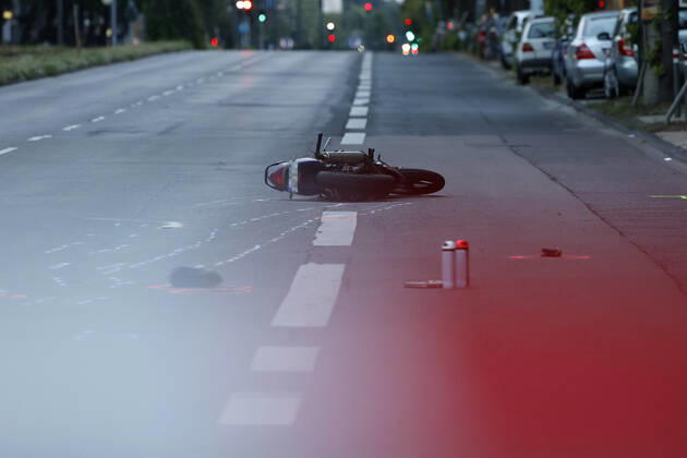 Am Mittwochabend verlor ein junger Fahranfänger auf der Aachener Straße Höhe Stadtwaldgürtel die Kontrolle über sein Motorrad. Schwer verletzt wurde er in eine Klinik eingeliefert. Nach Zeugenaussagen soll er bei erhöhter Geschwindigkeit über einige Bodenwellen gefahren und dabei die Kontrolle verloren haben. Polizei und Feuerwehr sicherten die Unfallstelle. (Themenbild, Symbolbild) Köln, 13.07.2022 NRW Deutschland Copyright: xChristophxHardtx