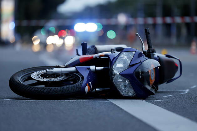 Am Mittwochabend verlor ein junger Fahranfänger auf der Aachener Straße Höhe Stadtwaldgürtel die Kontrolle über sein Motorrad. Schwer verletzt wurde er in eine Klinik eingeliefert. Nach Zeugenaussagen soll er bei erhöhter Geschwindigkeit über einige Bodenwellen gefahren und dabei die Kontrolle verloren haben. Polizei und Feuerwehr sicherten die Unfallstelle. (Themenbild, Symbolbild) Köln, 13.07.2022 NRW Deutschland Copyright: xChristophxHardtx