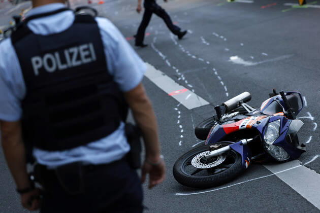 Am Mittwochabend verlor ein junger Fahranfänger auf der Aachener Straße Höhe Stadtwaldgürtel die Kontrolle über sein Motorrad. Schwer verletzt wurde er in eine Klinik eingeliefert. Nach Zeugenaussagen soll er bei erhöhter Geschwindigkeit über einige Bodenwellen gefahren und dabei die Kontrolle verloren haben. Polizei und Feuerwehr sicherten die Unfallstelle. (Themenbild, Symbolbild) Köln, 13.07.2022 NRW Deutschland Copyright: xChristophxHardtx