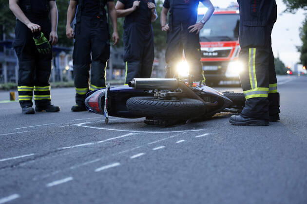 Am Mittwochabend verlor ein junger Fahranfänger auf der Aachener Straße Höhe Stadtwaldgürtel die Kontrolle über sein Motorrad. Schwer verletzt wurde er in eine Klinik eingeliefert. Nach Zeugenaussagen soll er bei erhöhter Geschwindigkeit über einige Bodenwellen gefahren und dabei die Kontrolle verloren haben. Polizei und Feuerwehr sicherten die Unfallstelle. (Themenbild, Symbolbild) Köln, 13.07.2022 NRW Deutschland Copyright: xChristophxHardtx