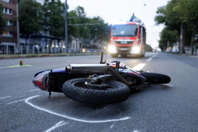 Am Mittwochabend verlor ein junger Fahranfänger auf der Aachener Straße Höhe Stadtwaldgürtel die Kontrolle über sein Motorrad. Schwer verletzt wurde er in eine Klinik eingeliefert. Nach Zeugenaussagen soll er bei erhöhter Geschwindigkeit über einige Bodenwellen gefahren und dabei die Kontrolle verloren haben. Polizei und Feuerwehr sicherten die Unfallstelle. (Themenbild, Symbolbild) Köln, 13.07.2022 NRW Deutschland Copyright: xChristophxHardtx