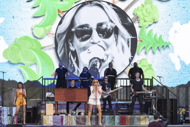 13.7.2022 Sängerin Sarah Connor mit Band auf der Bühne der Metastadt Wien