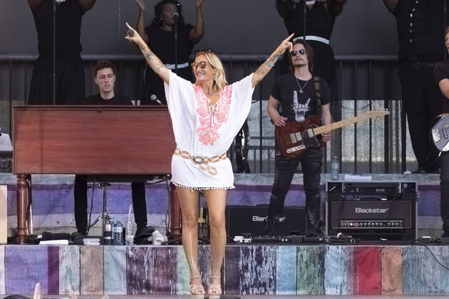 13.7.2022 Sängerin Sarah Connor mit Band auf der Bühne der Metastadt Wien