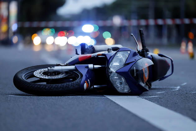 Am Mittwochabend verlor ein junger Fahranfänger auf der Aachener Straße Höhe Stadtwaldgürtel die Kontrolle über sein Motorrad. Schwer verletzt wurde er in eine Klinik eingeliefert. Nach Zeugenaussagen soll er bei erhöhter Geschwindigkeit über einige Bodenwellen gefahren und dabei die Kontrolle verloren haben. Polizei und Feuerwehr sicherten die Unfallstelle. (Themenbild, Symbolbild) Köln, 13.07.2022 NRW Deutschland Copyright: xChristophxHardtx