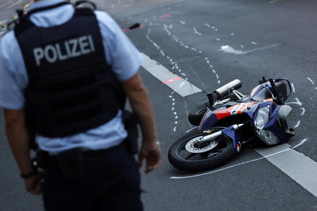 Am Mittwochabend verlor ein junger Fahranfänger auf der Aachener Straße Höhe Stadtwaldgürtel die Kontrolle über sein Motorrad. Schwer verletzt wurde er in eine Klinik eingeliefert. Nach Zeugenaussagen soll er bei erhöhter Geschwindigkeit über einige Bodenwellen gefahren und dabei die Kontrolle verloren haben. Polizei und Feuerwehr sicherten die Unfallstelle. (Themenbild, Symbolbild) Köln, 13.07.2022 NRW Deutschland Copyright: xChristophxHardtx