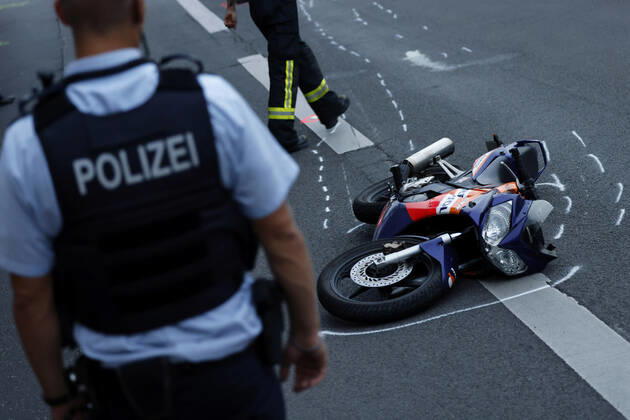 Am Mittwochabend verlor ein junger Fahranfänger auf der Aachener Straße Höhe Stadtwaldgürtel die Kontrolle über sein Motorrad. Schwer verletzt wurde er in eine Klinik eingeliefert. Nach Zeugenaussagen soll er bei erhöhter Geschwindigkeit über einige Bodenwellen gefahren und dabei die Kontrolle verloren haben. Polizei und Feuerwehr sicherten die Unfallstelle. (Themenbild, Symbolbild) Köln, 13.07.2022 NRW Deutschland Copyright: xChristophxHardtx