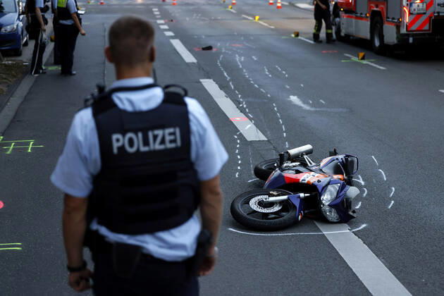 Am Mittwochabend verlor ein junger Fahranfänger auf der Aachener Straße Höhe Stadtwaldgürtel die Kontrolle über sein Motorrad. Schwer verletzt wurde er in eine Klinik eingeliefert. Nach Zeugenaussagen soll er bei erhöhter Geschwindigkeit über einige Bodenwellen gefahren und dabei die Kontrolle verloren haben. Polizei und Feuerwehr sicherten die Unfallstelle. (Themenbild, Symbolbild) Köln, 13.07.2022 NRW Deutschland Copyright: xChristophxHardtx
