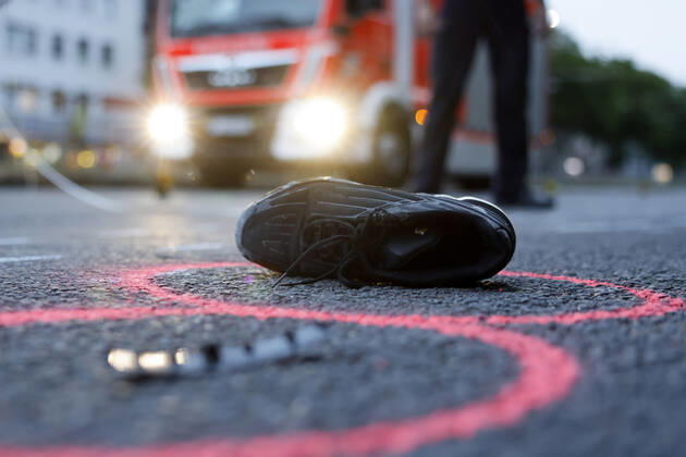 Am Mittwochabend verlor ein junger Fahranfänger auf der Aachener Straße Höhe Stadtwaldgürtel die Kontrolle über sein Motorrad. Schwer verletzt wurde er in eine Klinik eingeliefert. Nach Zeugenaussagen soll er bei erhöhter Geschwindigkeit über einige Bodenwellen gefahren und dabei die Kontrolle verloren haben. Polizei und Feuerwehr sicherten die Unfallstelle. (Themenbild, Symbolbild) Köln, 13.07.2022 NRW Deutschland Copyright: xChristophxHardtx