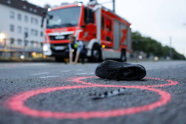 Am Mittwochabend verlor ein junger Fahranfänger auf der Aachener Straße Höhe Stadtwaldgürtel die Kontrolle über sein Motorrad. Schwer verletzt wurde er in eine Klinik eingeliefert. Nach Zeugenaussagen soll er bei erhöhter Geschwindigkeit über einige Bodenwellen gefahren und dabei die Kontrolle verloren haben. Polizei und Feuerwehr sicherten die Unfallstelle. (Themenbild, Symbolbild) Köln, 13.07.2022 NRW Deutschland Copyright: xChristophxHardtx