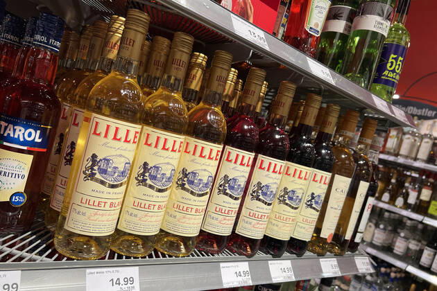 VERBRAUCHERPREISE: Inflation in Deutschland hoeher als erwartet.Einkauf in einem Supermarkt,Alkohol,Spirituosen in einem EDEKA Supermarkt. Einkauf,Inflation,Verbraucherpreise,Teuerung,
