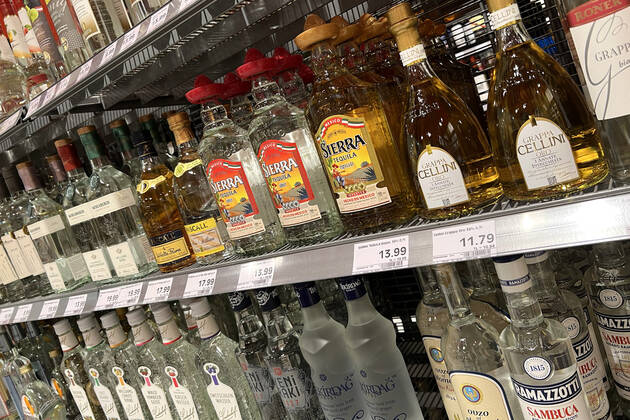 VERBRAUCHERPREISE: Inflation in Deutschland hoeher als erwartet.Einkauf in einem Supermarkt,Alkohol,Spirituosen in einem EDEKA Supermarkt. Einkauf,Inflation,Verbraucherpreise,Teuerung,