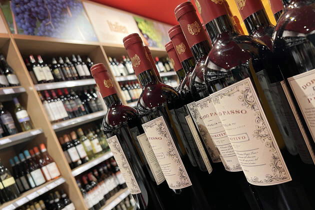 VERBRAUCHERPREISE: Inflation in Deutschland hoeher als erwartet.Einkauf in einem Supermarkt,Alkohol,Weinsortiment in einem EDEKA Supermarkt. Einkauf,Inflation,Verbraucherpreise,Teuerung,