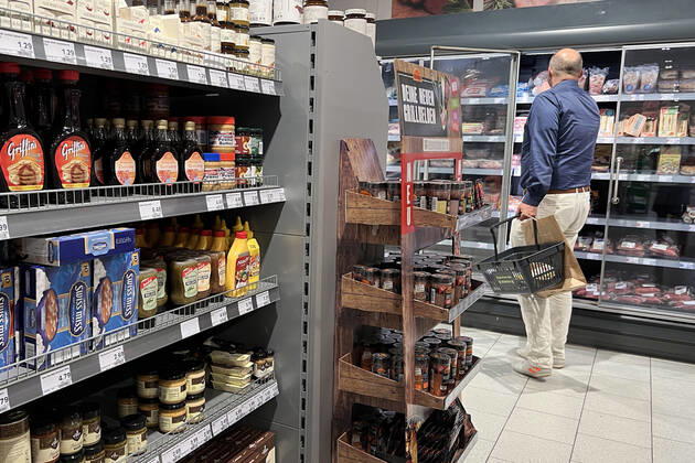 VERBRAUCHERPREISE: Inflation in Deutschland Ein Mann steht vor einem Kuehlregal und blickt gebannt auf die Preise, Preisschild,Preisaushang,Kuehltheke, Fleisch-und Wurstwaren. Einkauf,Inflation,Verbraucherpreise,Teuerung,