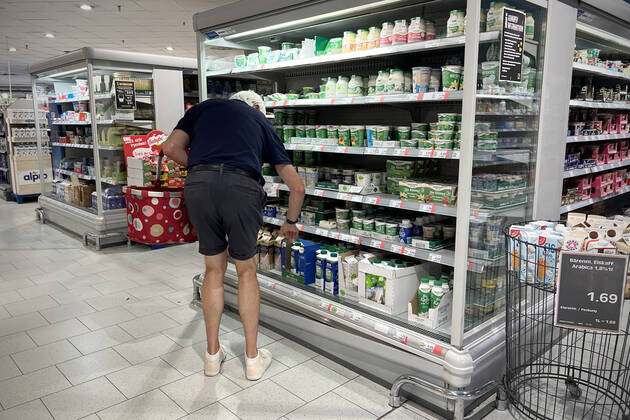 VERBRAUCHERPREISE: Inflation in Deutschland Ein Mann,Kunde steht vor einem Kuehlregal und blickt gebannt auf die Preise, Preisschild,Preisaushang,Kuehltheke, Milchprodukte, Einkauf,Inflation,Verbraucherpreise,Teuerung,