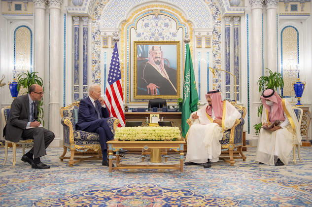 Bilder des Jahres 2022, News 07 Juli News Themen der Woche KW28 News Bilder des Tages (220715) -- JEDDAH (SAUDI ARABIA), July 15, 2022 -- Saudi King Salman bin Abdulaziz Al Saud (2nd R) meets with U.S. President Joe Biden (2nd L) at the Al-Salam Palace in Jeddah, Saudi Arabia, on July 15, 2022. Saudi Arabian leaders on Friday met with visiting U.S. President Joe Biden in the city of Jeddah to discuss bilateral relations, the (SPA) reported. ( Handout via Xinhua) SAUDI ARABIA-JEDDAH-U.S.-PRESIDENT-VISIT SaudixPressxAgency 