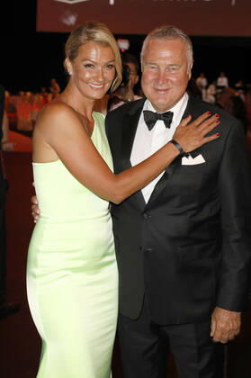 Franziska van Almsick mit Partner Jürgen B. Harder beim 51. Ball des Sports 2022 im RheinMain CongressCenter. Wiesbaden, 16.07.2022