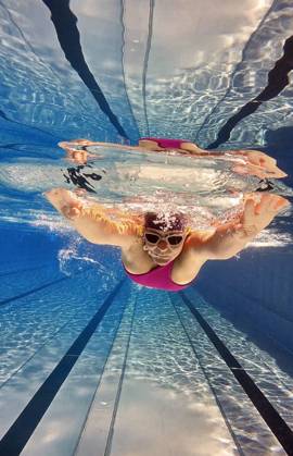 17.07.2022, Schwimmen im Freibad Mindelheim (Bayern), Unterwasserfotos von Schwimmenden im Schwimmerbecken. (Model Release vorhanden) 17.07.2022, Schwimmen Unterwasserfotos 17.07.2022, Schwimmen Unterwasserfotos